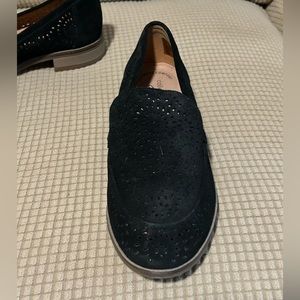 Women’s size 8 Clarks black summer flats